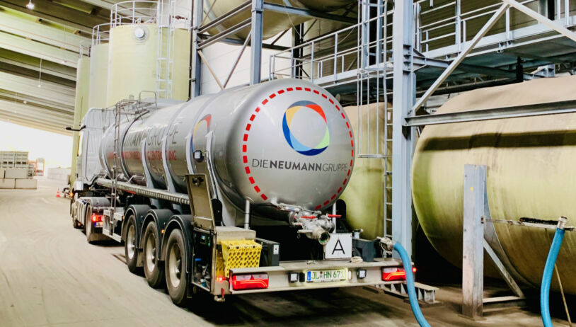 Abpumpen des Konzentrats mit firmeneigenen Tankzügen der Neumann Gruppe